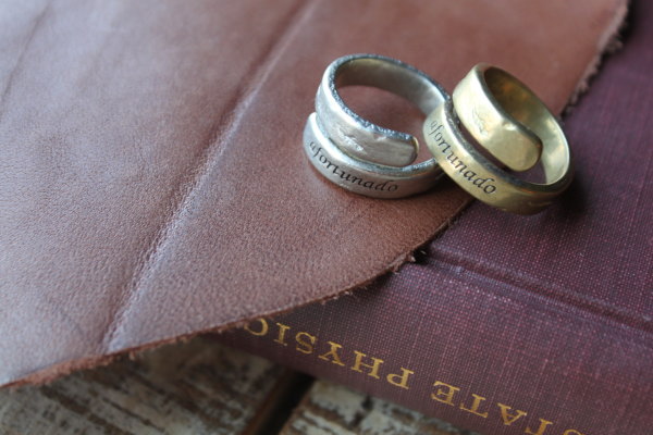  スペイン語で「幸運」を意味する英字入りの　おしゃれな二重リングの販売