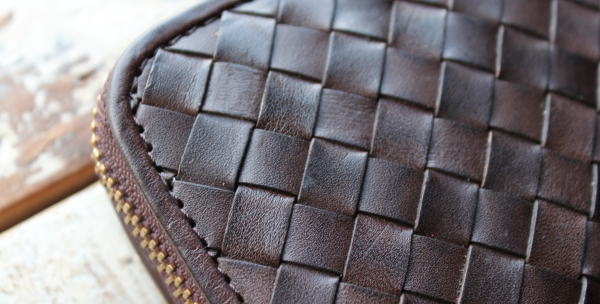 本革のメッシュデザインがお洒落な長財布の販売