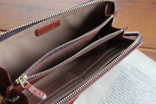 本革のメッシュデザインがお洒落な長財布の販売