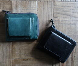 コイン入れがポイントのカウレザーのミニウォレット