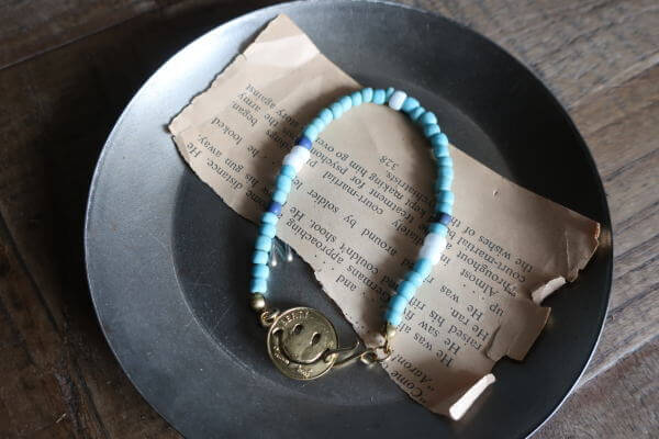 スマイルマークがポイントの かわいらしいブレスレットの販売