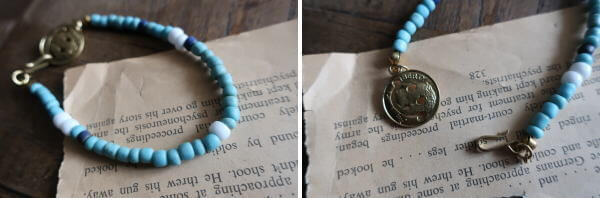 スマイルマークがポイントの かわいらしいブレスレットの販売