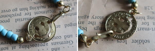 スマイルマークがポイントの かわいらしいブレスレットの販売