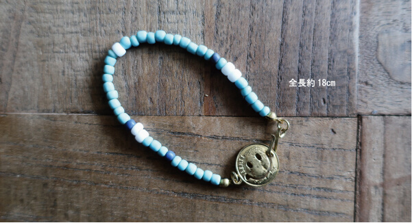 スマイルマークがポイントの かわいらしいブレスレットの販売