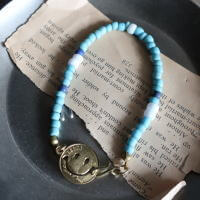 スマイルマークがポイントの　かわいらしいブレスレットの販売