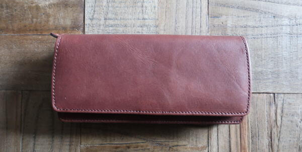 イタンリアンレザーを使用した　カードの収納が大容量の長財布の販売