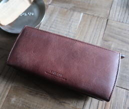 イタンリアンレザーを使用したカードの収納が大容量の長財布