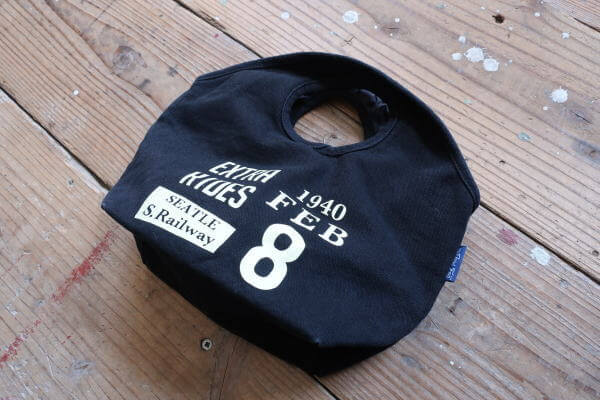 小ぶりなサイズ感がかわいい、カジュアルなミニトートバッグ