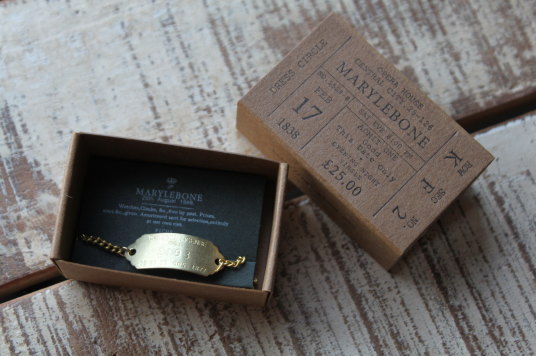 �i�`������ �v���[�g �u���X���b�g