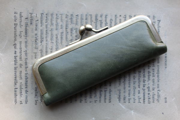 プレゼントにもお勧めな ポップなカラーが魅力のレザー印鑑ケース