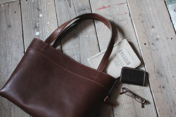 オーダー製作可能な　ずっしりとした存在感のある レザートートバッグ